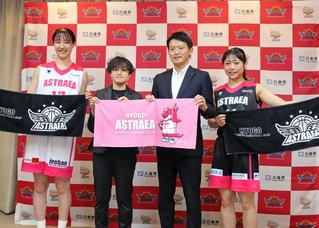 スポーツ振興や女性活躍の推進などで兵庫県と連携協定を締結した、ＮＰＯ法人アストライアの泉川彩華理事長（左から２人目）と斎藤元彦知事（右から２人目）ら＝県庁