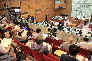 明石市長だった泉房穂氏に対する問責決議案が提出された明石市議会＝２０２２年１０月１２日、明石市中崎１