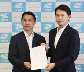 斎藤元彦知事に対し有機農業の推進などを求める申し入れを行った自民の谷口俊介幹事長（左）＝兵庫県庁