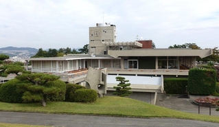 建築家村野藤吾が手がけた宝塚ゴルフ倶楽部クラブハウス＝宝塚市蔵人（兵庫県教育委員会提供）