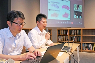 化石組織を壊さずにタンパク質を可視化する技術を開発したと発表する稲葉勇人さん（左から２人目）ら＝たんば恐竜博物館
