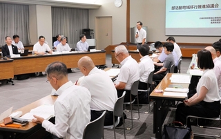 中学校の部活動を地域移行する上での課題を共有する参加者＝神戸市中央区下山手通４
