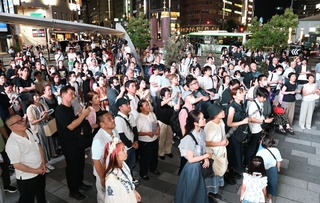 選挙戦最終日に候補者の訴えを聞く有権者＝１９日夜、神戸市中央区（撮影・小林良多、画像の一部を加工しています）