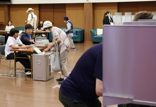 有権者が続々と訪れた参院選の投票所＝２０日午前、神戸市中央区山本通１（撮影・長嶺麻子）