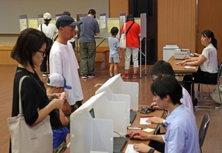 投票券を手に、参院選の投票に訪れた有権者ら＝２０日午前、神戸市中央区山本通１（撮影・長嶺麻子）
