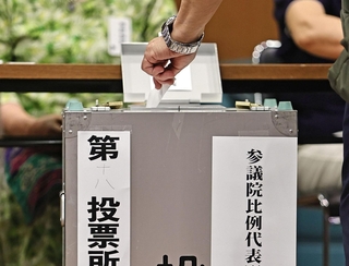比例代表の投票用紙を投票箱に入れていく有権者＝２０日午前、神戸市中央区山本通１（撮影・長嶺麻子）