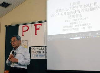 血液検査の結果を説明する京都大の小泉昭夫名誉教授＝西脇市西脇