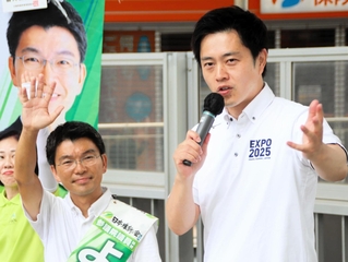 参院選兵庫選挙区に立候補した新人吉平敏孝氏（左）の応援演説をする日本維新の会の吉村洋文代表＝１６日、西宮市北口町
