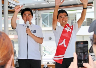 参院選兵庫選挙区に立候補していた、日本維新の会の吉平敏孝氏（右）への支持を呼びかける吉村洋文代表＝７月１８日、神戸市中央区三宮町１