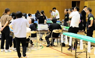 参院選兵庫選挙区の確定が大幅に遅れた伊丹開票所＝伊丹市鴻池１、伊丹スポーツセンター