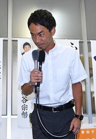 当選を逃し、敗戦の弁を述べる藤原誠也氏＝２１日未明、神戸市兵庫区小河通５（撮影・斎藤雅志）