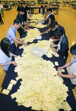 開票作業に追われる職員たち＝２０日夜、神戸市中央区港島中町６、中央区開票所（撮影・笠原次郎）
