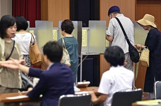 記載台で参院選兵庫選挙区の投票先を書き入れる有権者ら＝２０日午前、神戸市中央区山本通１（撮影・長嶺麻子）