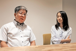 「ウクライナは戦場にあり、戦後の実感はない」と話す船越真人さん（左）と美貴さん夫妻＝加古川市加古川町