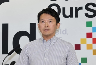 定例会見で質問に答える兵庫県の斎藤元彦知事＝２２日午後、神戸市中央区（撮影・小林良多）