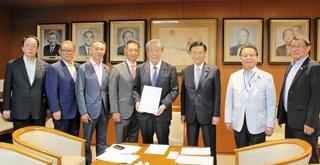自民党の森山裕幹事長（中央）に要望書を渡した兵庫県議会の山口晋平議長（左から４人目）ら＝東京都千代田区