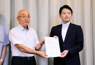 斎藤元彦知事（右）に要望書を手渡す兵庫県市長会の酒井隆明会長＝県庁