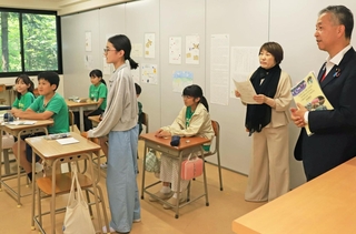小学校高学年の授業を視察する阿部俊子文部科学相（右から２人目）＝25日午後、兵庫県猪名川町若葉２