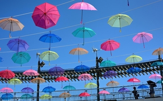 夏空をカラフルに彩る傘＝淡路市夢舞台、国営明石海峡公園（撮影・大田将之）