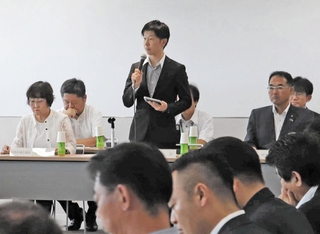 総会であいさつする会長の中田慎也伊丹市長（中央）＝伊丹市千僧１