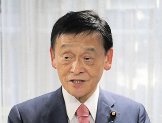 自民党兵庫県連の拡大幹事会を終え、記者団の取材に応じる県連会長の末松信介参院議員＝２５日午後、神戸市中央区中山手通５