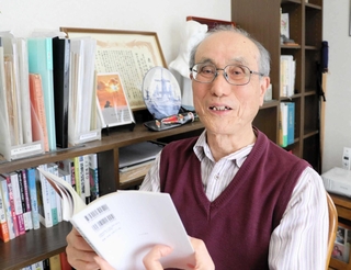神戸の戦争孤児について調査を重ねた白井勝彦さん＝神戸市垂水区
