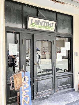 神戸・乙仲通にある「乱痴気」。８月３日で閉店する＝神戸市中央区栄町通３