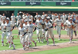 決勝で報徳を下し、スタンドに向けて駆け出す東洋大姫路ナイン＝２８日、神戸市須磨区、ほっともっとフィールド神戸（撮影・小林良多）