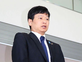 三田市の田村克也市長に謝罪する新潟県上越市の中川幹太市長＝29日午前９時25分、三田市役所（撮影・山本晃）