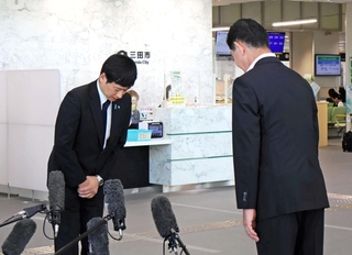 三田市の田村克也市長に頭を下げる新潟県上越市の中川幹太市長（左）＝29日午前９時24分、三田市役所（撮影・尾仲由莉）
