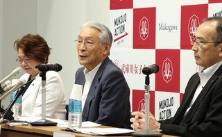武庫川女子大学の共学化について会見する大河原量理事長（中央）ら＝２９日午前、西宮市池開町