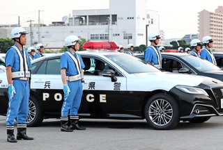 「夜間特別取り締まり隊」の出発式で集結する交通機動隊員＝神戸市兵庫区明和通１