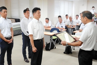 優秀安全運転事業所表彰を受けた事業所の担当者ら＝兵庫県中央労働センター