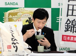 三田米を試食する新潟県上越市の中川幹太市長＝29日午後、三田市川除（撮影・尾仲由莉）
