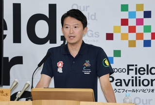 定例会見で記者の質問に答える兵庫県の斎藤元彦知事＝２９日午後、神戸市中央区（撮影・小林良多）