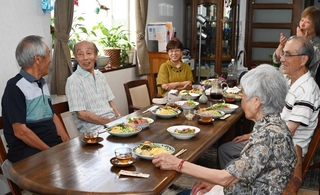 「有隣学園」の同窓生らと歓談する籔内義和さん（左から２人目）＝三木市志染町青山５（撮影・斎藤雅志）