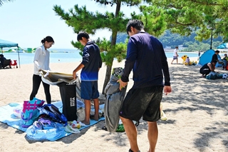 海水浴場が閉鎖となり、テントなどを片付ける家族連れ＝３０日午前１０時１７分、洲本市の大浜海水浴場（撮影・内田世紀）
