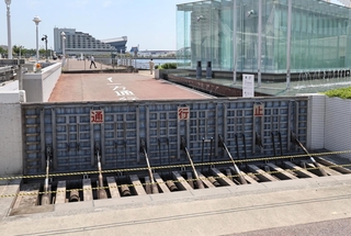 津波注意報発令を受けて閉鎖された防潮扉＝３０日午前１０時４６分、神戸市中央区波止場町（撮影・小林良多）