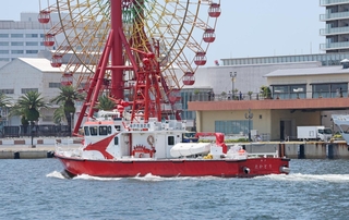 津波注意報の発令を受け、沿岸部から離れるよう呼びかける神戸市消防局の消防艇＝３０日午前１１時２３分、神戸市中央区波止場町（撮影・小林良多）