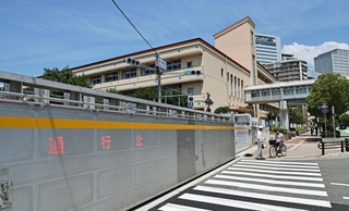 津波注意報が発令され、閉鎖される鉄門＝３０日午前１１時２２分、神戸市中央区東川崎町５（撮影・長嶺麻子）