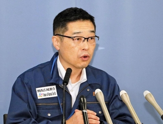 兵庫県内の避難状況や県の津波対策の進ちょくなどを説明する池田頼昭防災監＝３０日午前１１時９分、兵庫県庁