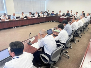 津波注意報を受けて対策の情報を共有する姫路市災害警戒本部の第１回会議＝３０日午前１１時半すぎ、姫路市三左衛門堀西の町