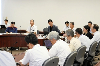 津波注意報を受けて対策情報を共有する姫路市災害警戒本部の第１回会議＝30日午前11時半すぎ、姫路市姫路市三左衛門堀西の町