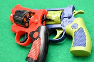 おもちゃ拳銃には６発の弾丸を込めることができる＝神戸市中央区下山手通５