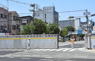 津波注意報の発表を受けて、閉鎖される防潮扉＝30日午前、神戸市中央区東川崎町５（撮影・長嶺麻子）