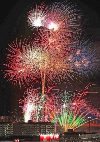 昨年の猪名川花火大会。物価高騰で２年に１回の開催になり、今年は取りやめになった＝２０２４年８月、川西市久代３から