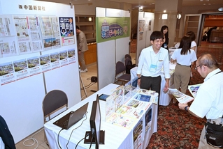 ＮＩＥの取り組みを紹介する新聞社のブース＝３１日午後、神戸市中央区港島中町６、神戸ポートピアホテル（撮影・斎藤雅志）
