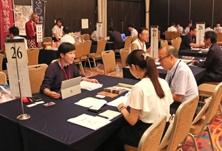 ひょうごフィールドパビリオンの関係者らが、旅行会社の担当者に取り組みをＰＲした商談会＝神戸市中央区北野町１