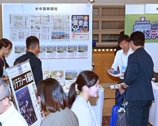ＮＩＥの取り組みを紹介する新聞社のブース＝３１日午後、神戸市中央区港島中町６、神戸ポートピアホテル（撮影・斎藤雅志）