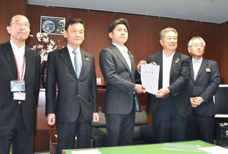 地籍調査の推進を求め、中野洋昌国土交通相（左から３人目）に要望書を手渡す林時彦丹波市長（同４人目）ら＝東京都千代田区
